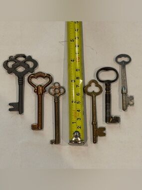 6 Silver, copper and black Vintage Metal Skeleton Keys